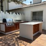 cuisine d'extérieur complète sur mesure en bois exotique et céramique