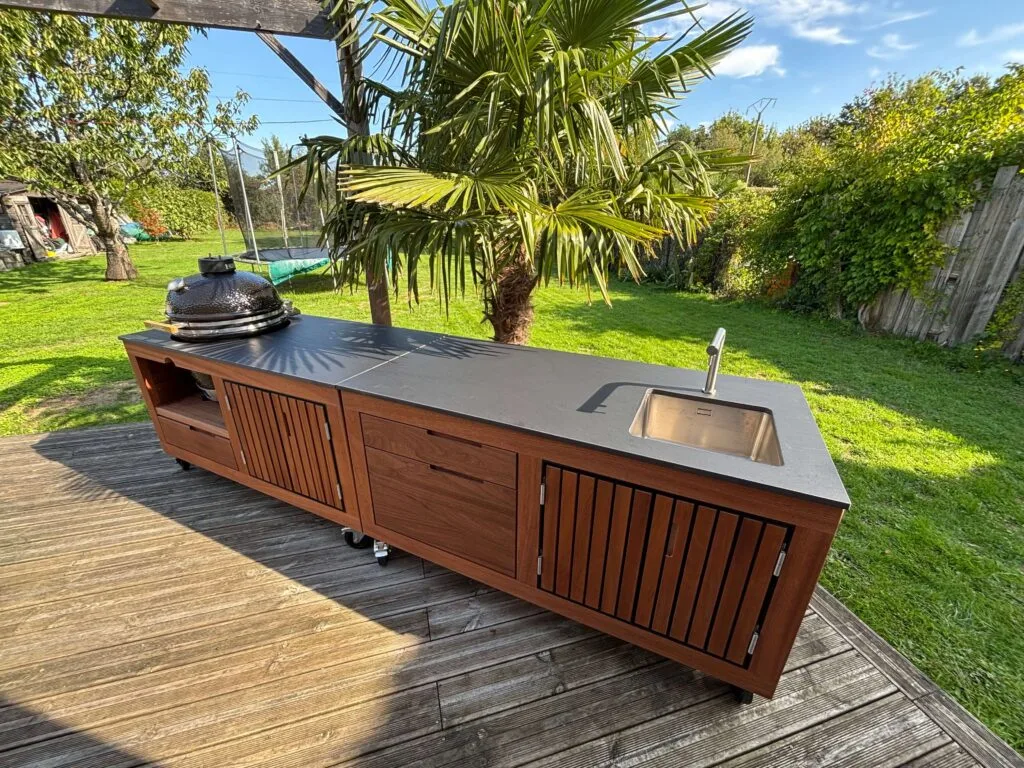 Cuisine d'extérieur sur mesure en bois exotique entièrement équipée avec kamado et évier encastrés