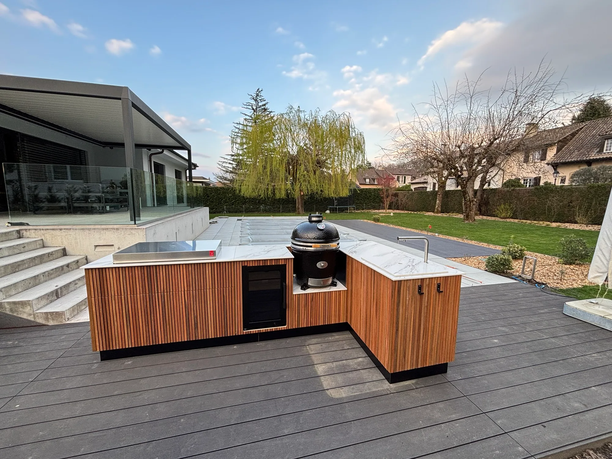 Cuisine extérieure sur mesure bois et céramique pour durer dans le temps. Réalisée en atelier, sur mesure par les tontons grilleurs.