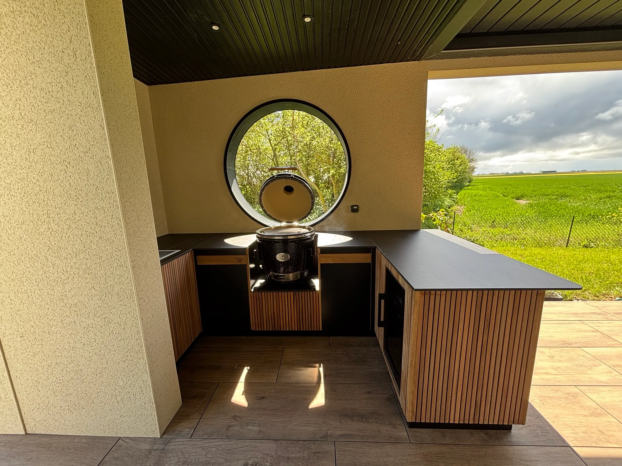 Cuisine extérieure sur mesure en bois, toute équipée, réalisée sur mesure.