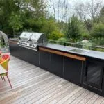 Cuisine d'extérieur collection Mado des Tontons Grilleurs réalisée sur mesure finition noir et bois