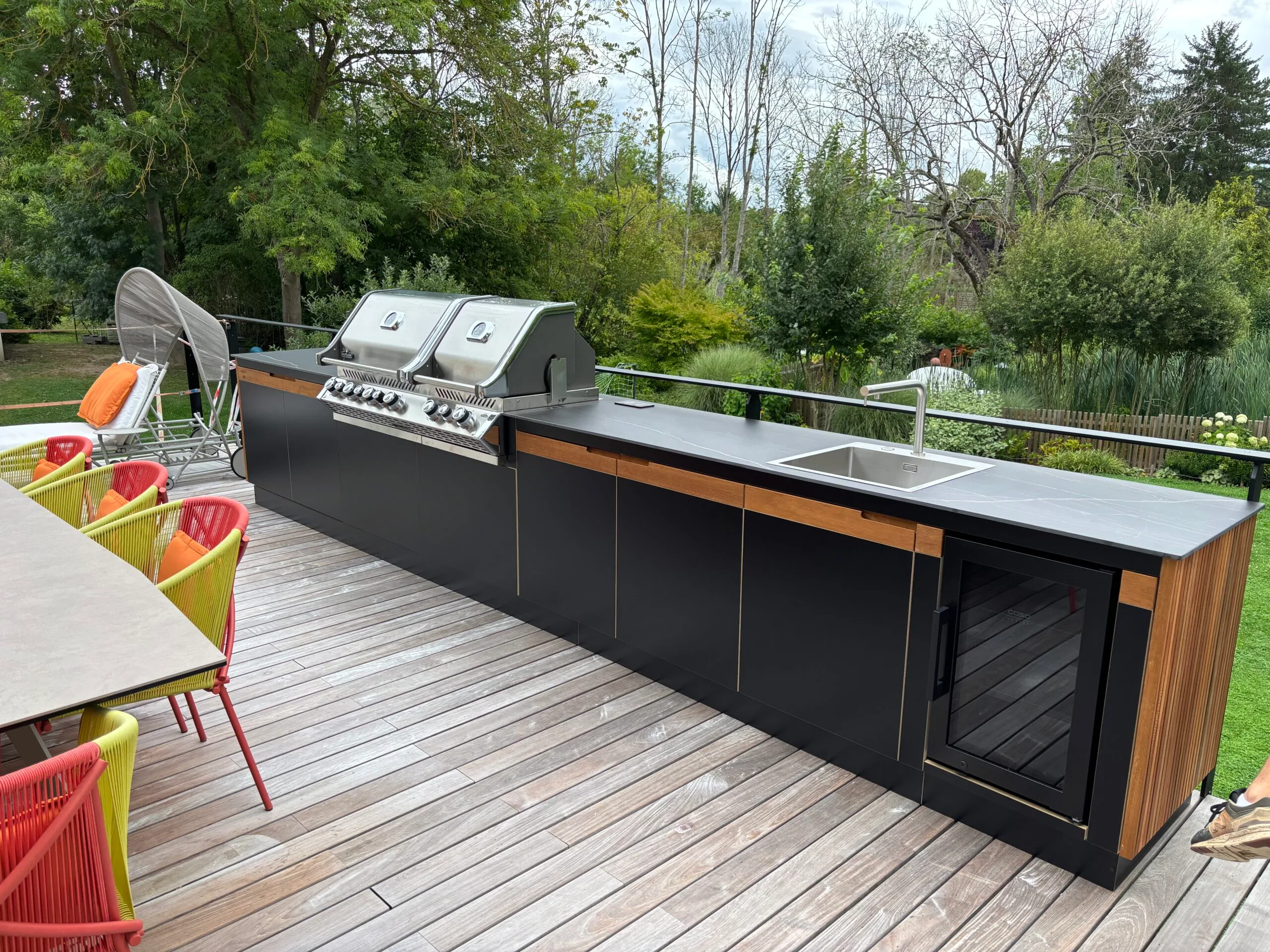 Cuisine d'extérieur collection Mado des Tontons Grilleurs réalisée sur mesure finition noir et bois