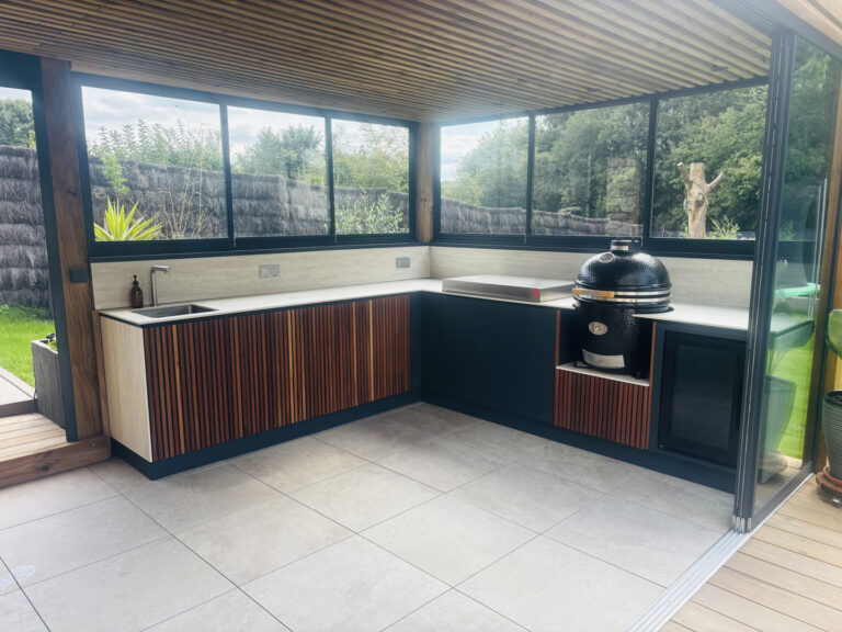 Lire la suite à propos de l’article La Cuisine Extérieure Haut de Gamme par Les Tontons Grilleurs – L’Art de Recevoir à la Française