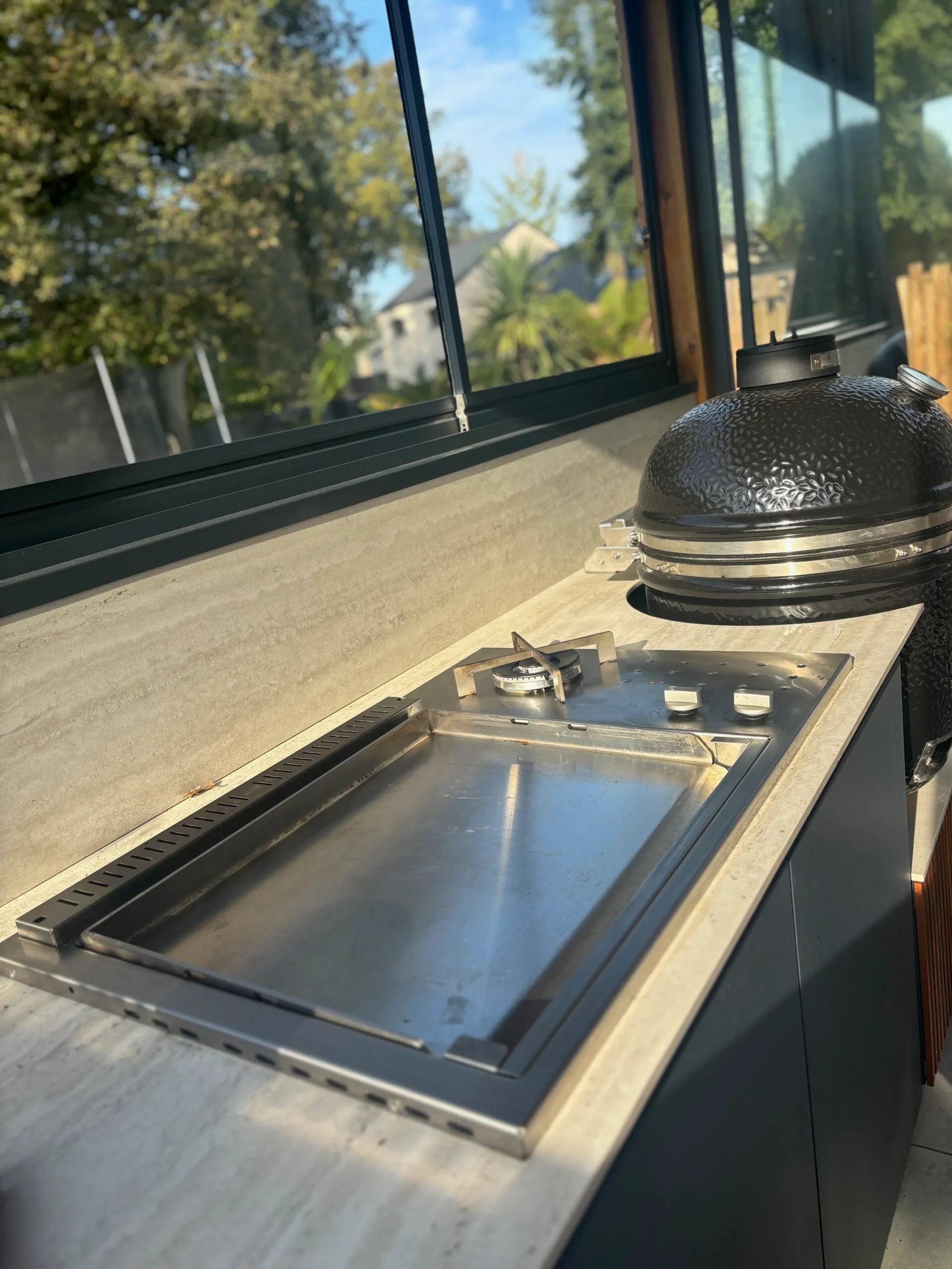 Cuisine d'extérieur avec plancha encastrée
