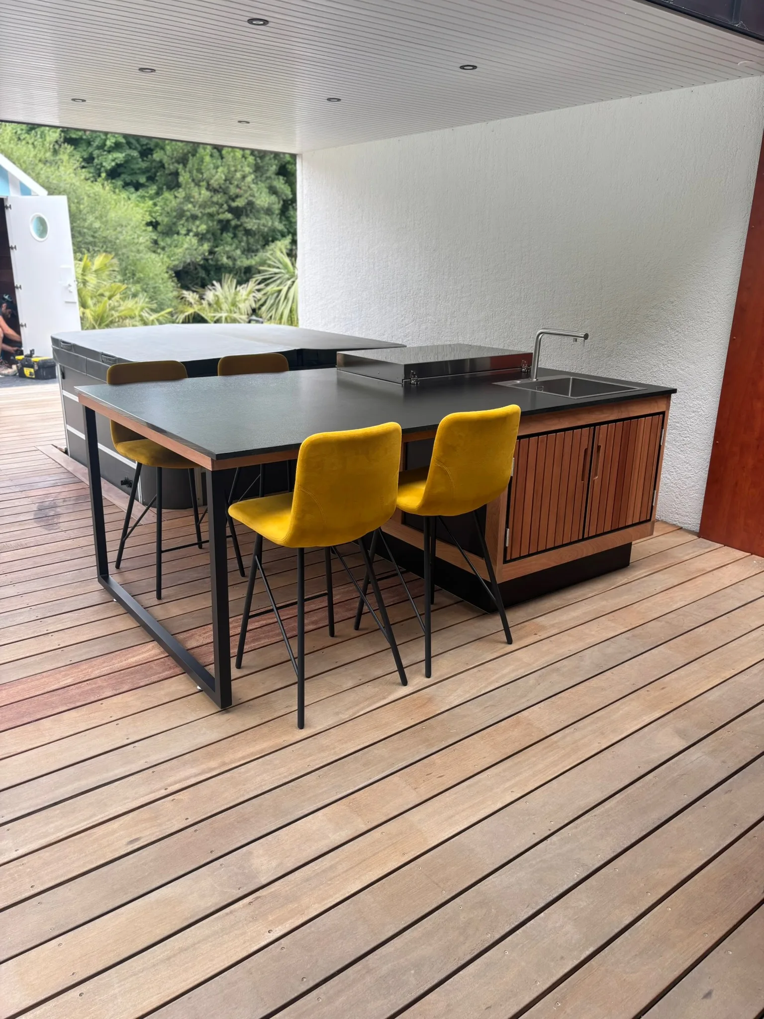 Ilot de cuisine extérieur en bois exotique sur mesure avec plancha et évier