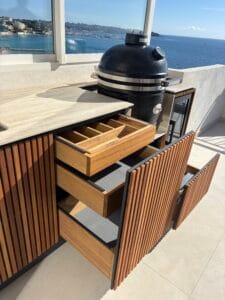 Lire la suite à propos de l’article Les indispensables d’une cuisine extérieure bien pensée