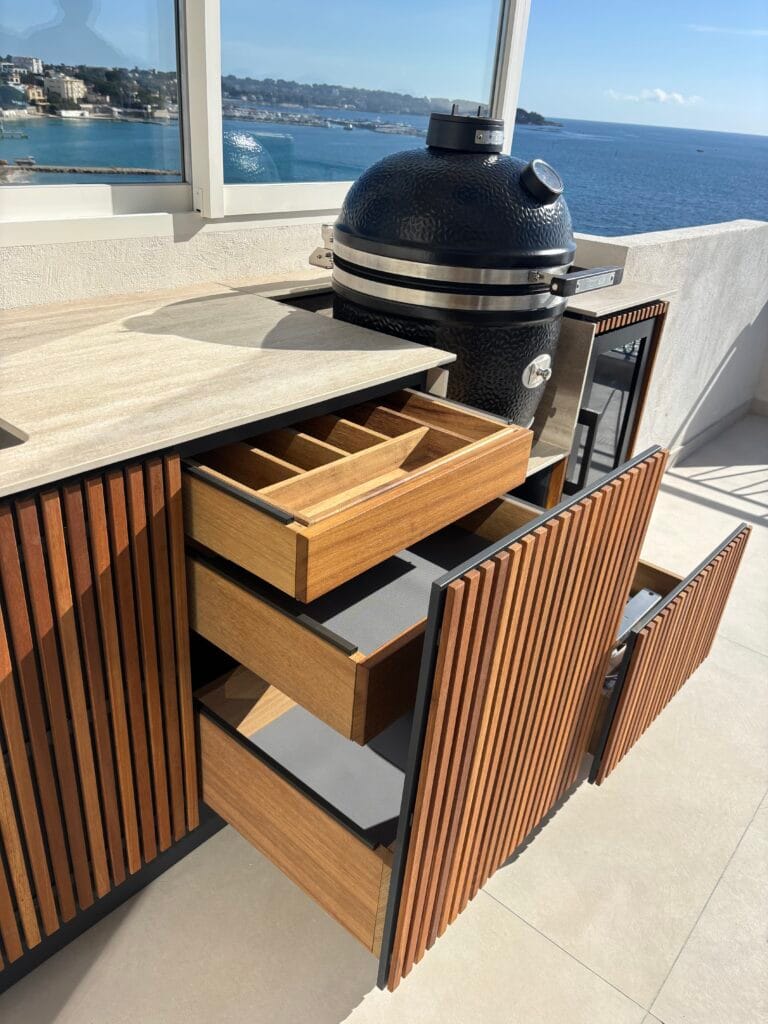 Lire la suite à propos de l’article Les indispensables d’une cuisine extérieure bien pensée