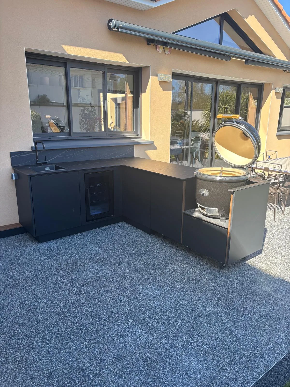 Mado Prestige Cuisine extérieure sur mesure en angle finition noire avec évier frigo et kamado