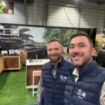 Simon et Jérémie dirigeants de l'entreprise les tontons grilleurs fabricant de cuisine extérieure sur mesure haut de gamme