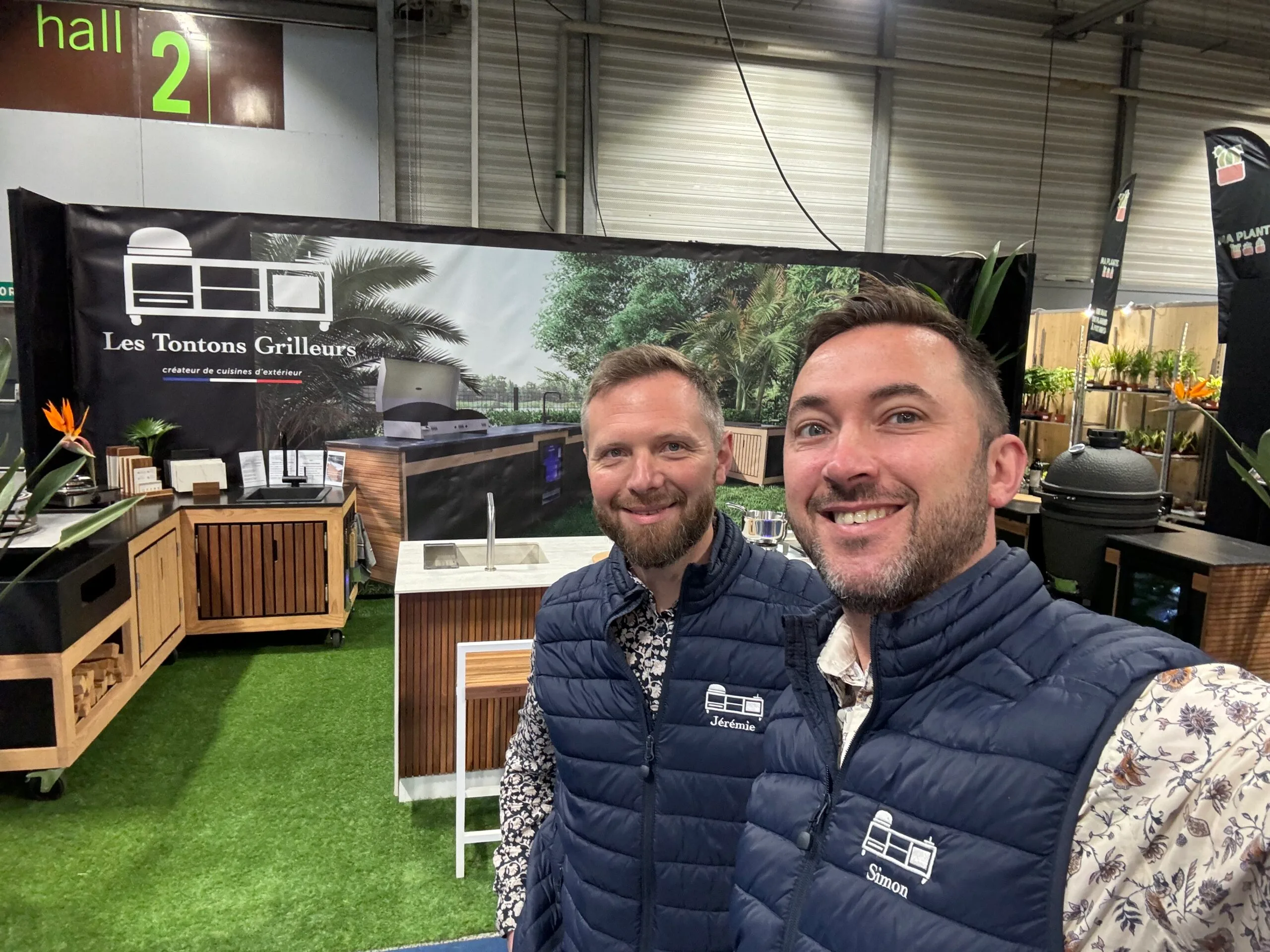 Simon et Jérémie dirigeants de l'entreprise les tontons grilleurs fabricant de cuisine extérieure sur mesure haut de gamme