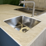 Cuisine d'extérieur configuration ilot plancha et évier encastrée
