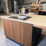 cuisine extérieure en bois, matériaux résistant, configuration en ilot