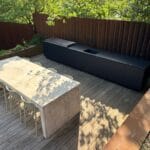 Cuisine extérieure sur mesure design épuré, maison contemporaine