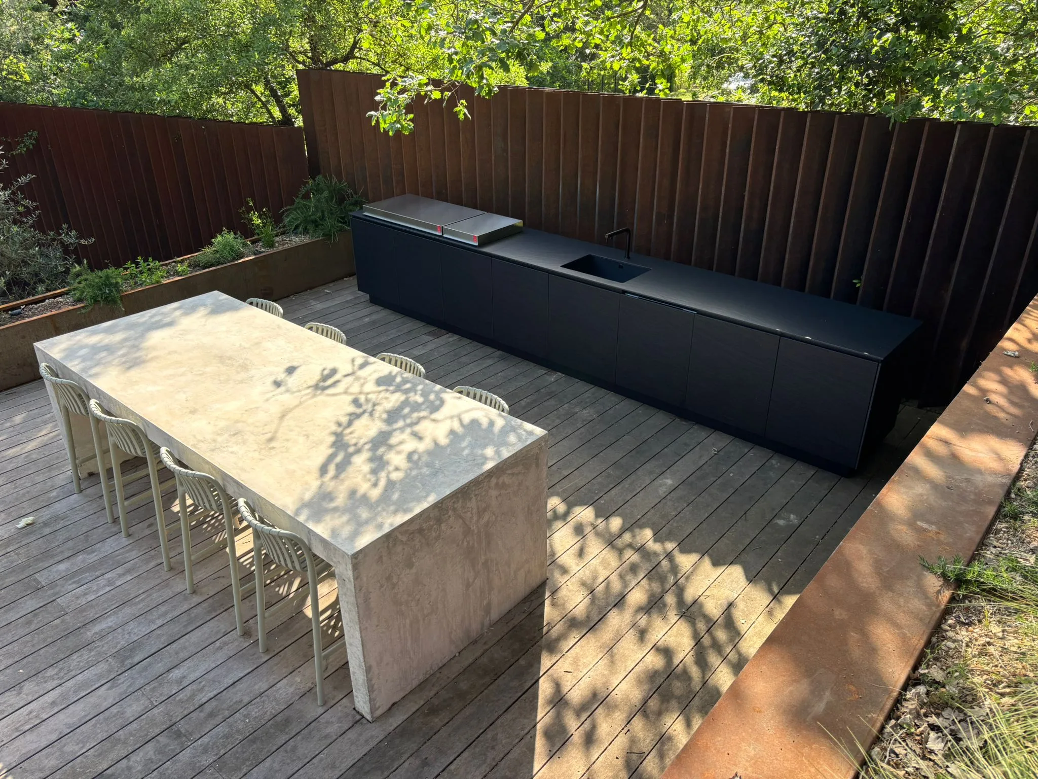 Cuisine extérieure sur mesure design épuré, maison contemporaine