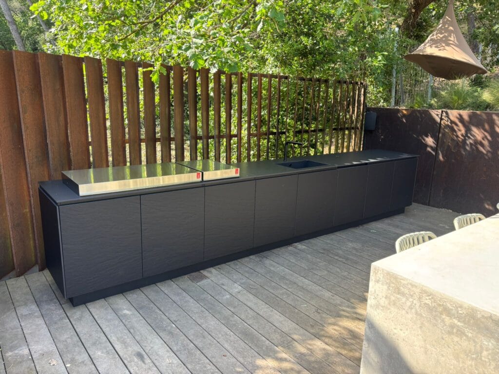 Cuisine extérieure les tontons grilleurs finitions exclusives haut de gamme sur mesure