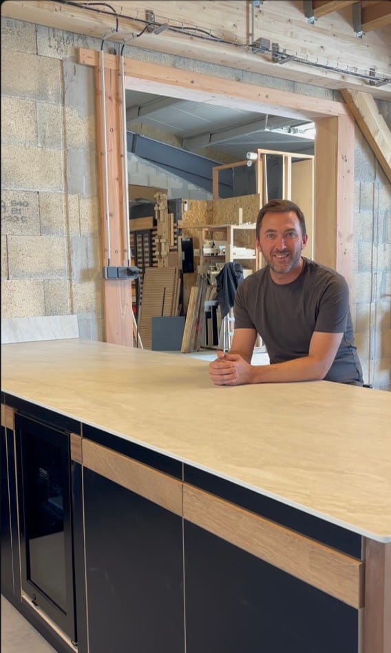 Simon, fondateur des tontons grilleurs en atelier