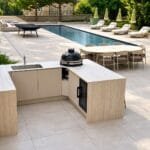 Cuisine extérieure les tontons grilleurs, configuration en U avec Kamado, évier, frigo.
