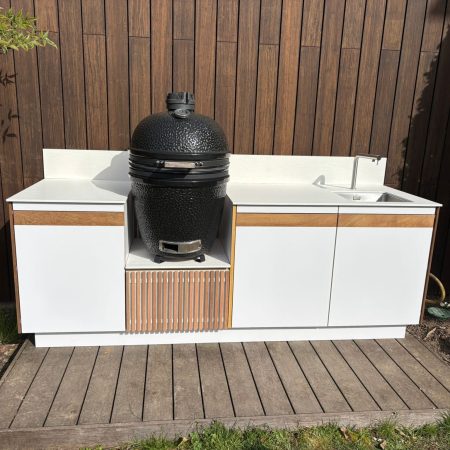 Cuisine extérieure sur mesure blanche et bois avec kamado et évier