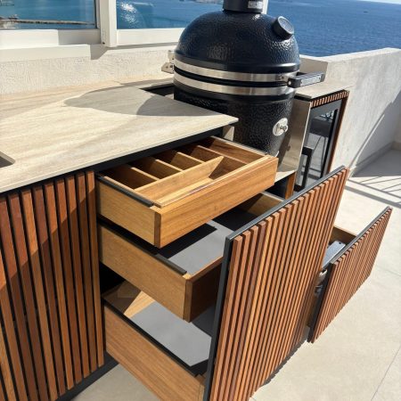 cuisine extérieur haut de gamme et sur mesure avec nombreux rangements