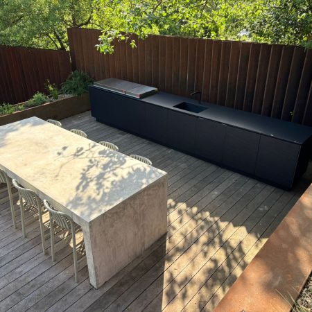 Cuisine extérieure sur mesure design épuré, maison contemporaine